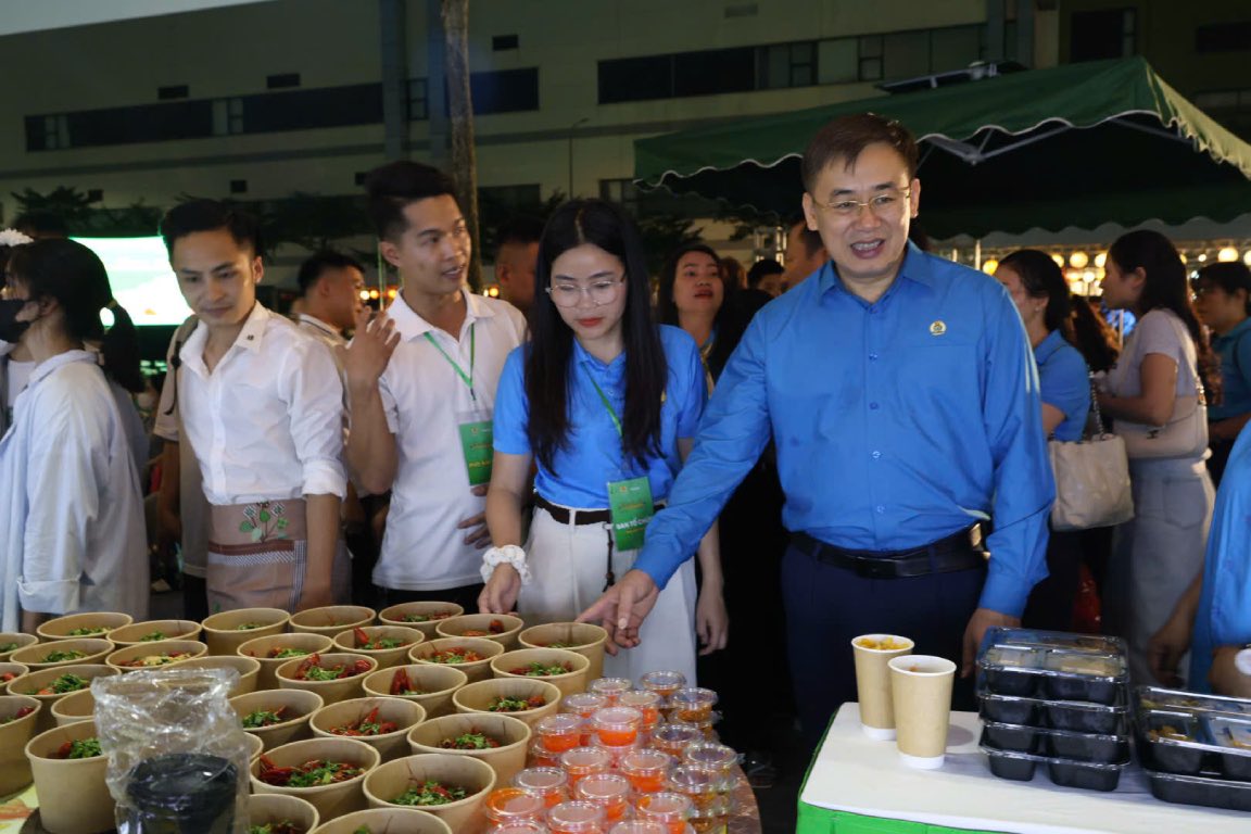 탁 반 쭝(Thach Van Chung) 씨 - 빈(Vuong)성 당위원회 위원 빈(Vuong)성 베트남 조국전선 부위원장 빈(Vuong)성 노동총연맹 위원장이 TrienVui 쭝 투(Tet Trung thu) - 고어텍(Goertek)의 따뜻한 사랑 프로그램에 참석했습니다. 사진:  찌엔(Quat Chien)