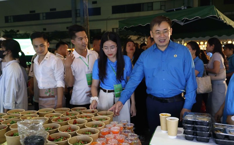 Mr. Thach Van Chung - Member of the Provincial Party Committee, Vice Chairman of the Provincial Fatherland Front, Chairman of the Provincial Labor Federation attended the program "Happy Mid-Autumn Festival - Warm Goertek". Photo: Quyet Chien