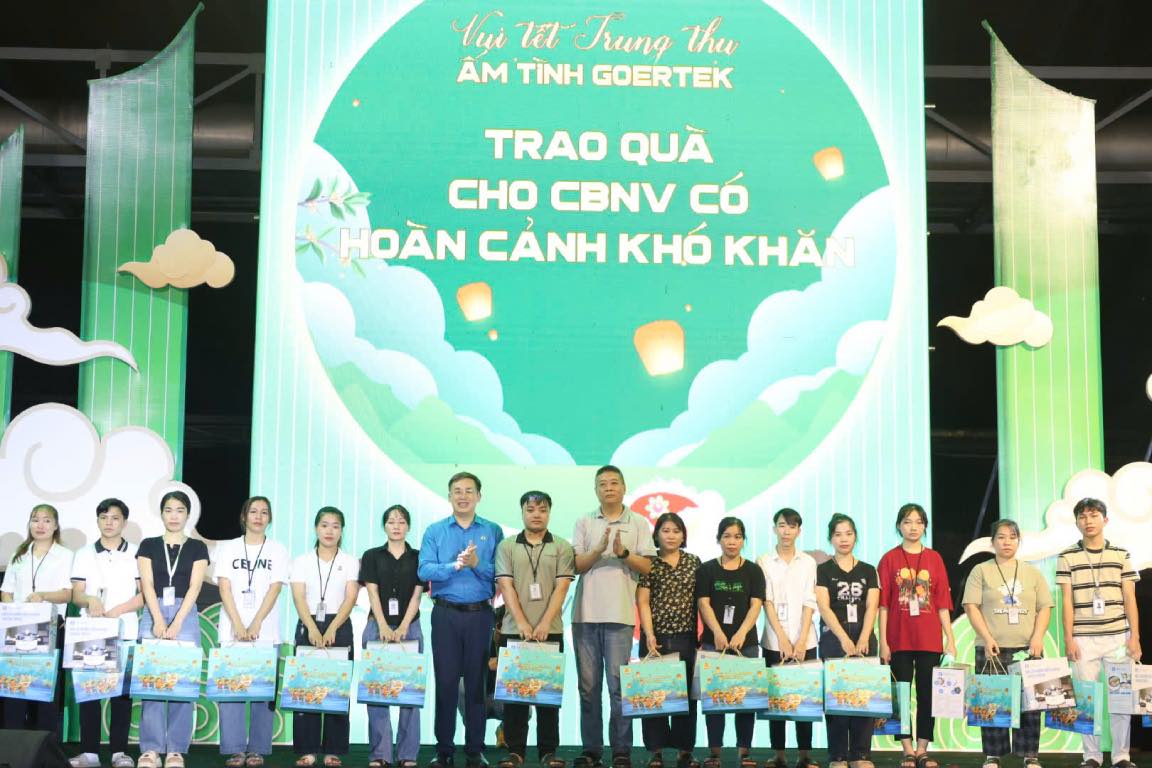 Lanh dao Lien doan Lao dong tinh Bac Ninh va cong ty tang qua cho cong nhan vien co hoan canh kho khan tai chuong trinh. Anh: Quyet Chien