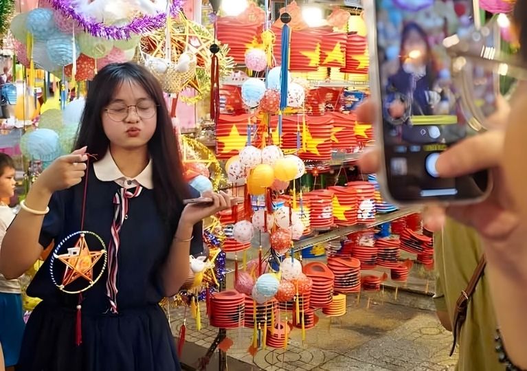 ホーチミン市の中秋節の街のライトアップチェック.