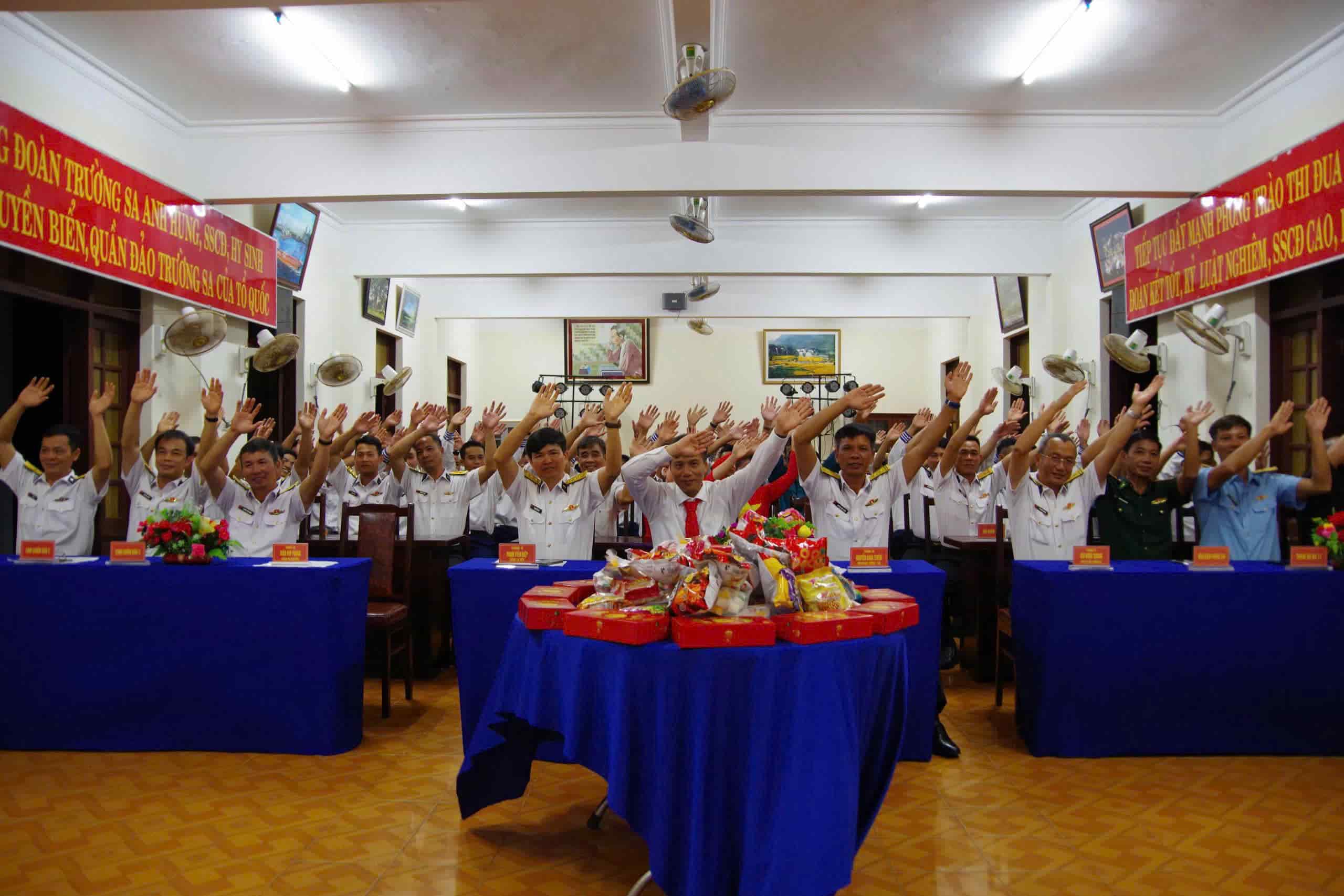 Khong khi Trung thu o Truong Sa van am ap khong kem trong dat lien. Anh: Ngoc Anh