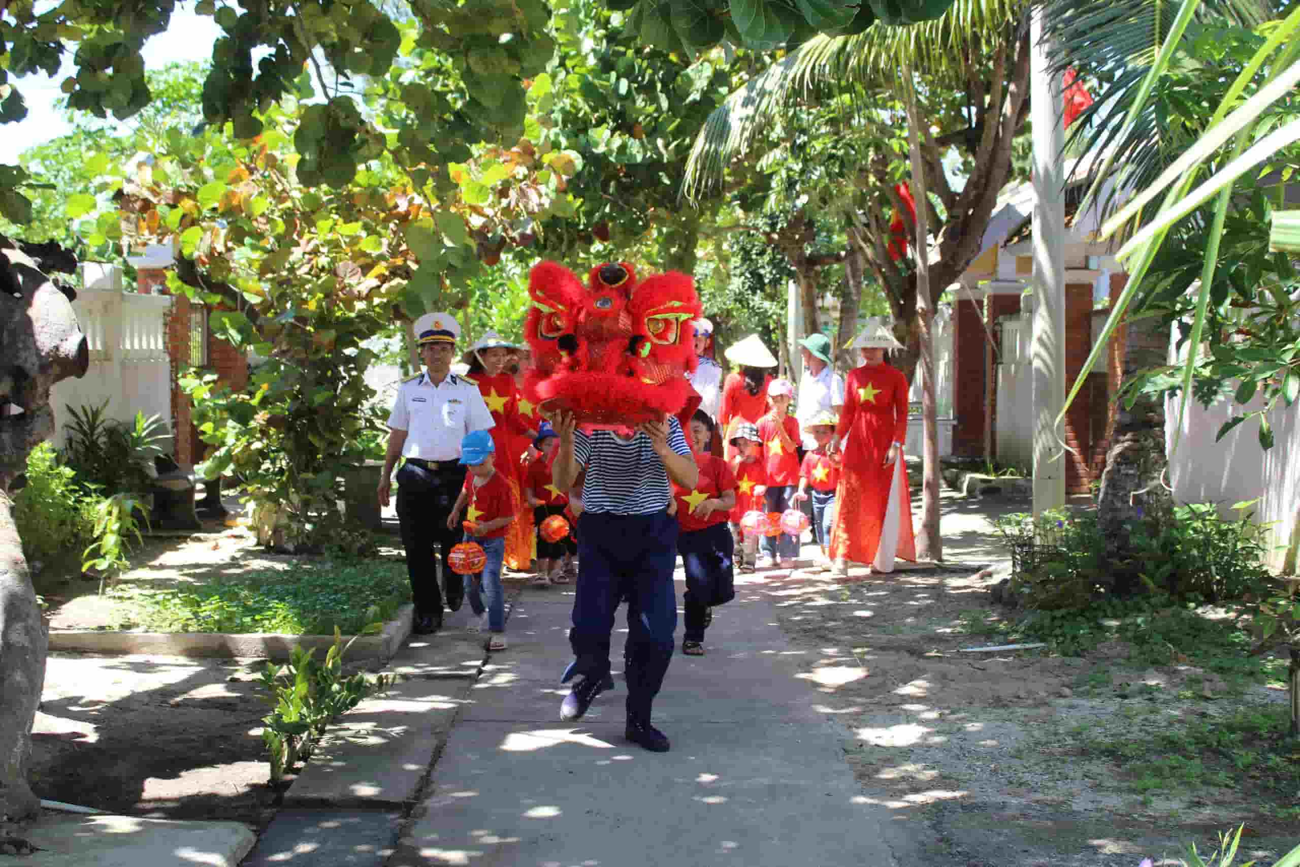 Navy officers coordinated with the government to organize a "Full Moon Festival Night" for children on islands in Truong Sa Special Zone. Photo: Ngoc Anh
