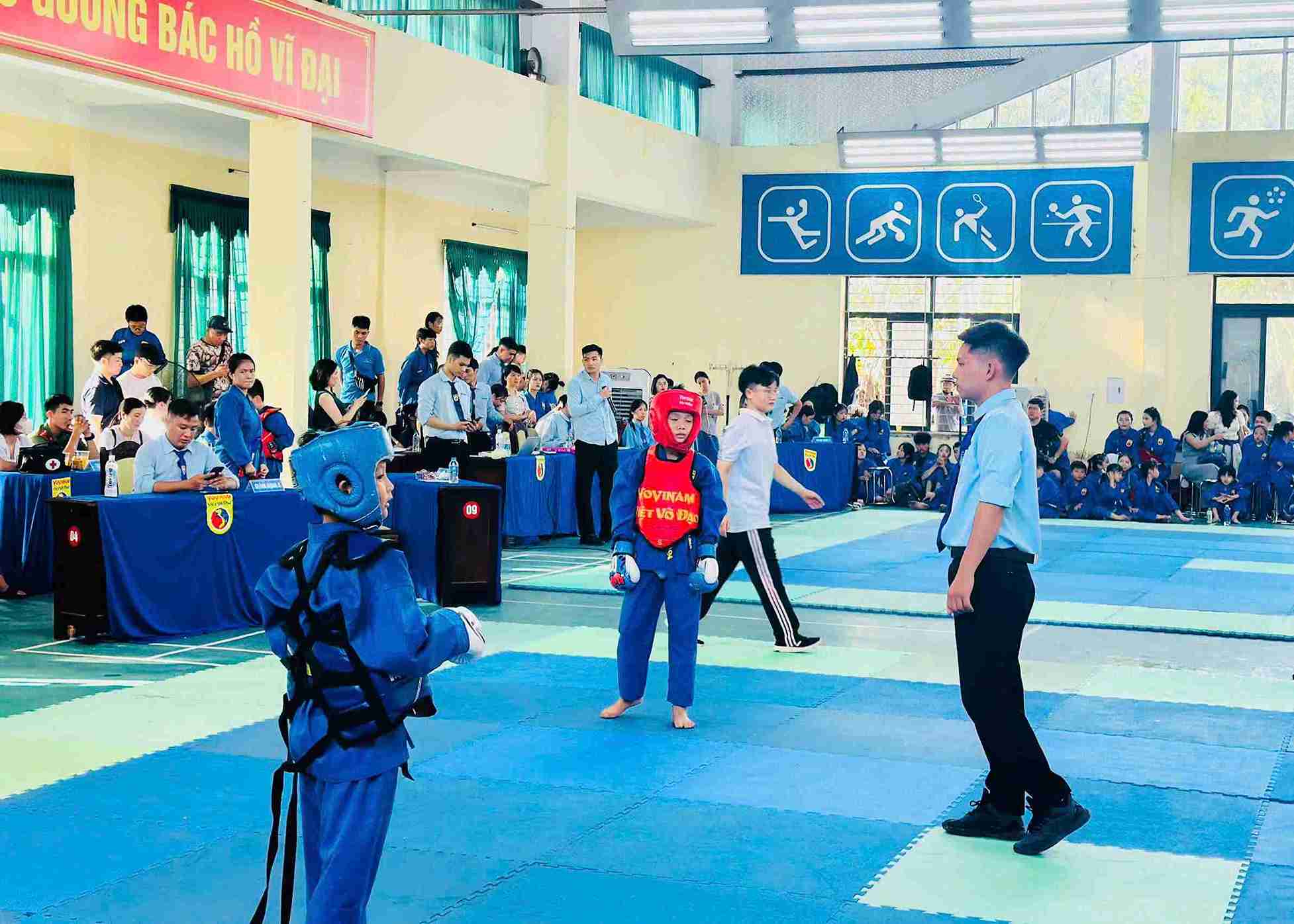 Atletas compitiendo en el I Torneo de Vovinam del barrio de Tu Minh ciudad de Hai Phong abierto por primera vez en 2025. Foto: Nguyen Thuong