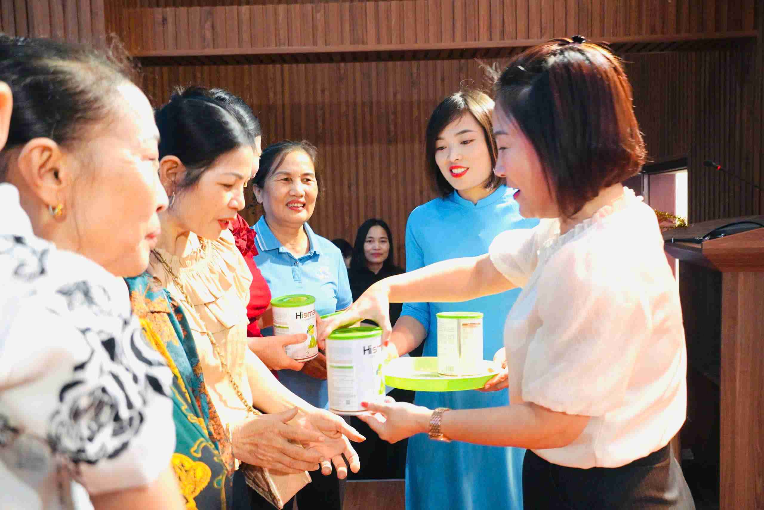 Phu huynh cac em thieu nhi co hoan canh kho khan nhan qua thay con em minh tai chuong trinh “Trung thu Yeu thuong” 2025. Anh: Tue An