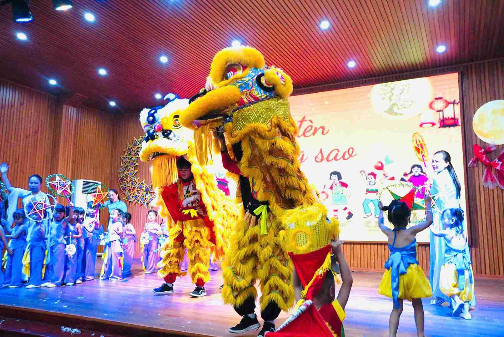Ambiente animado en la noche de 'Trung thu Yeu thuong' en Tu Minh ciudad de Hai Phong. Foto: Tue An