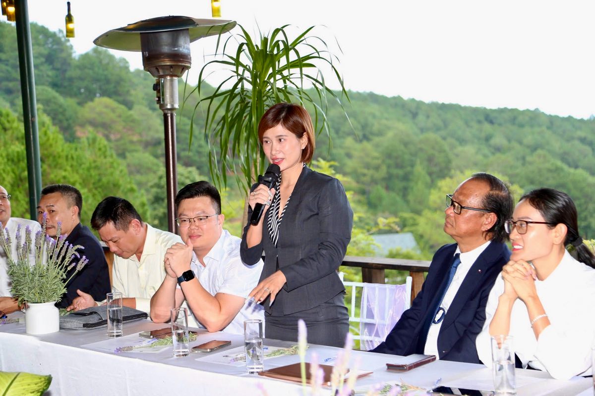 Cac doanh nghiep du lich trao doi cung Hiep hoi Du lich va So Van hoa, The thao va Du lich tinh de phat trien du lich tinh nha. Anh: Duy Tuan