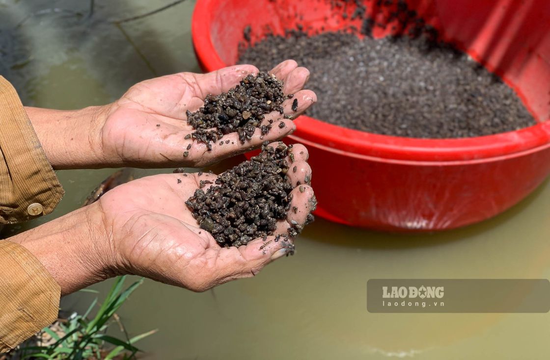 Ngam nuoc lau nen ban tay nguoi tho bi co lai. Anh: Phuong Anh