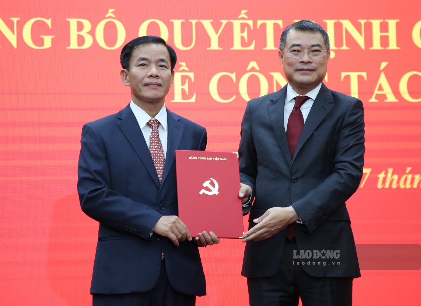 Mr. Le Minh Hung - Politburo member, Secretary of the Party Central Committee, Head of the Central Organization Committee presented the Politburo's decision on the transfer and appointment of Mr. Nguyen Van Phuong to hold the position of Secretary of the Quang Tri Provincial Party Committee. Photo: Cong Sang