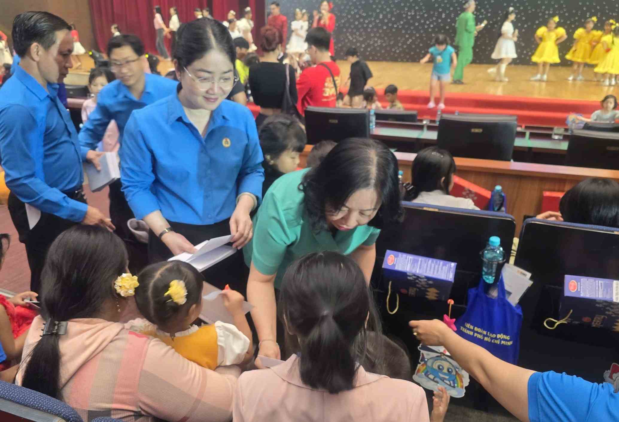 Ba Thai Thu Xuong - Pho Chu tich Thuong truc Tong Lien doan Lao dong Viet Nam trao qua va an can hoi tham dong vien con em cong nhan lao dong. Anh: Duong Binh