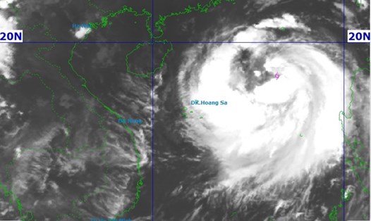 Dự báo bão số 11 Matmo chính thức đổ bộ đất liền Trung Quốc trong ngày hôm nay 5.10. Ảnh: NCHMF