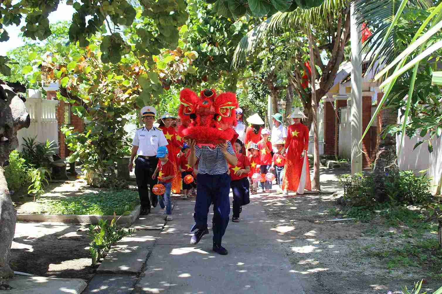 Truong Sa soldiers personally made lion heads and staged a performance to celebrate the Mid-Autumn Festival on the island. Photo: Navy Region 4