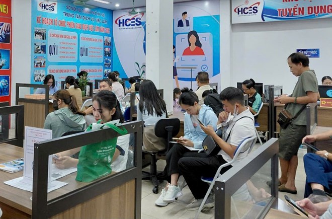 Lao dong dang ky tim viec lam tai Trung tam Dich vu viec lam Ha Noi. Anh: Luong Hanh 
