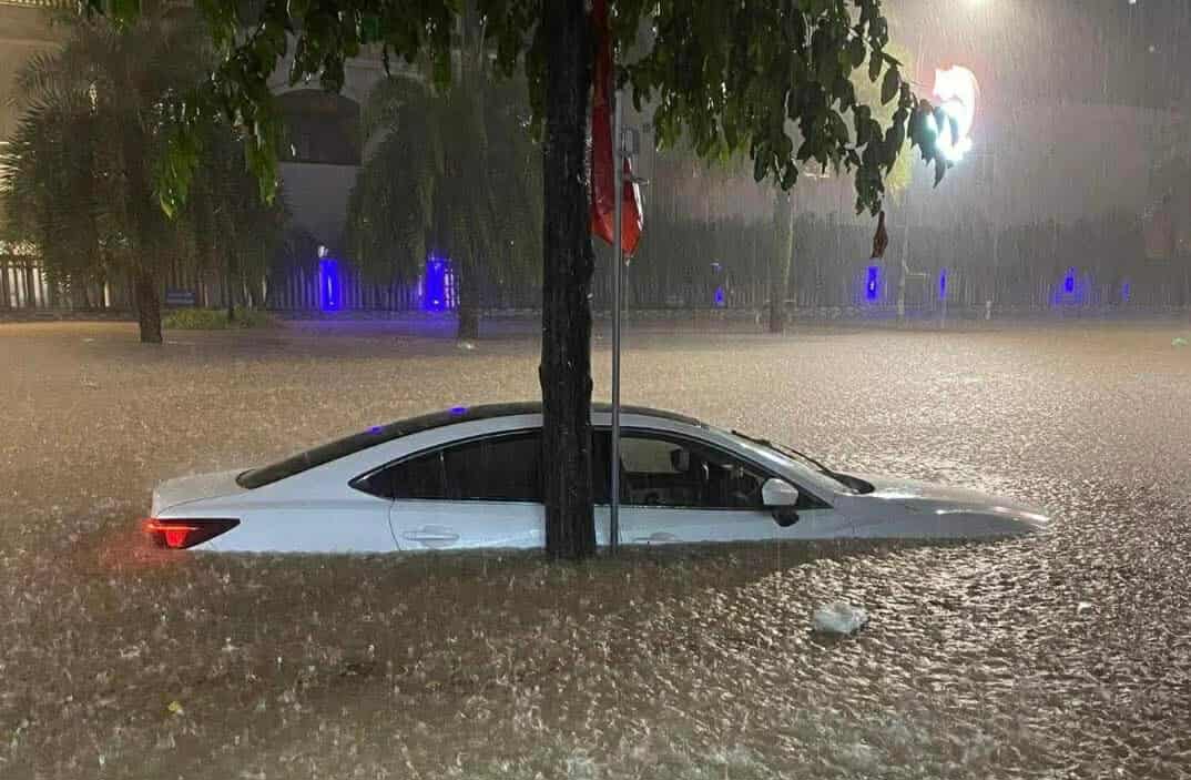 폭우로 인해 10월 7일 타이응우옌의 많은 지역이 깊이 침수되었습니다. 사진: 탄하