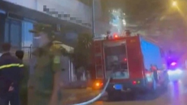 Cháy hầm gửi xe một phòng giao dịch trên đường Thụy Khuê. Ảnh người dân cung cấp