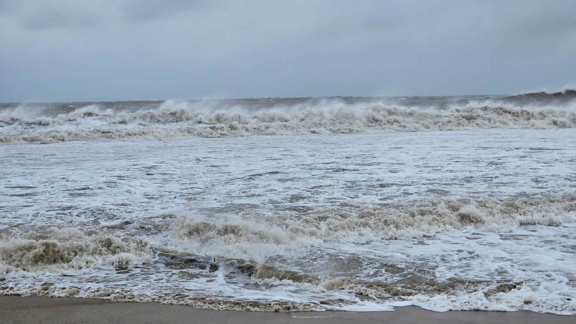 Khu vuc Bac Bien Dong, co gio manh cap 8-10, vung gan tam bao di qua cap 11-13, giat cap 15-16, song bien cao 4,0-6,0m, vung gan tam bao 6,0-8,0m, bien dong du doi. Anh: Tuan Tu