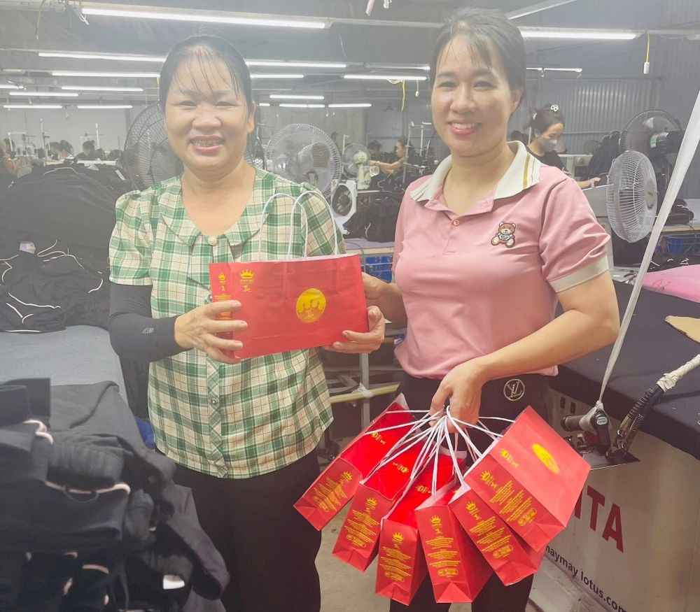 Manh Anh 봉제 유한 회사 노동조합은 조합원과 근로자에게 추석 선물을 배포합니다. 사진: Ha Tinh 노동조합