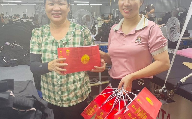 The Trade Union of Manh Anh Garment Company Limited presents Mid-Autumn Festival gifts to union members and workers. Photo: Ha Tinh Trade Union