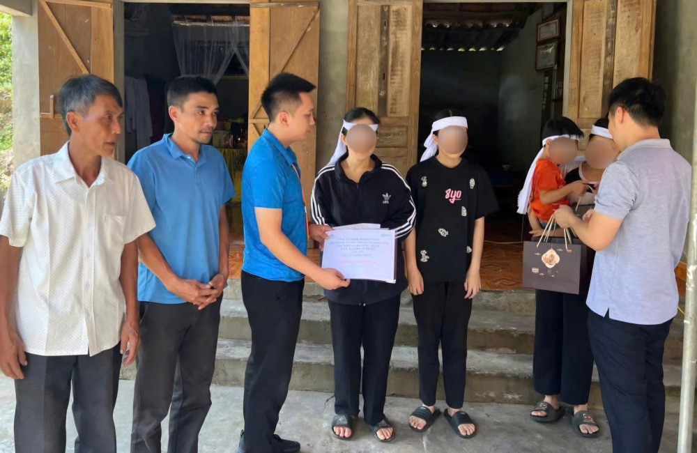 우신 비나 유한회사 노동조합이 조합원에게 지원금을 전달하고 있습니다. 사진: 응에안 노동조합