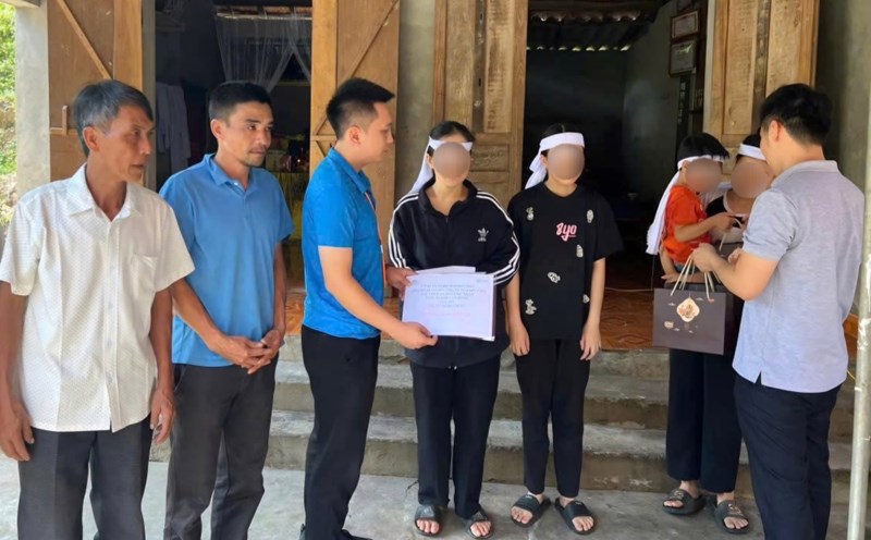 The Trade Union of Woosin Vina Co., Ltd. presented support to union members. Photo: Nghe An Trade Union