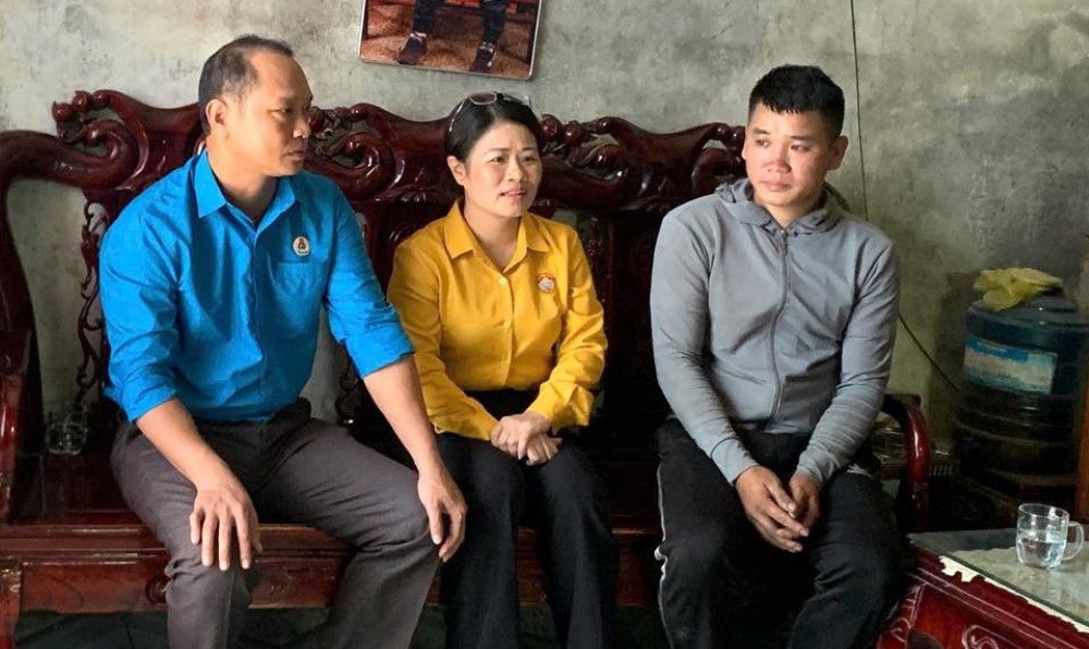 디엔쩌우사 조국전선위원회 및 노동조합 대표가 제10호 태풍 피해를 입은 노동자 가정을 방문하여 지원하고 있습니다. 사진: 응에안 노동조합