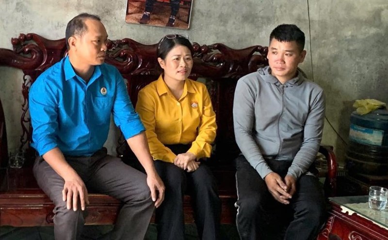 Representatives of the Fatherland Front Committee and the Dien Chau Commune Trade Union visited and supported the families of workers affected by storm No. 10. Photo: Nghe An Trade Union