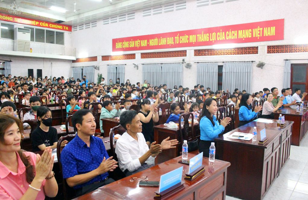 Quang canh diem to chuc chuong trinh Dem hoi trang ram 2025 tai phuong Sa Dec. Anh: Lam Dien
