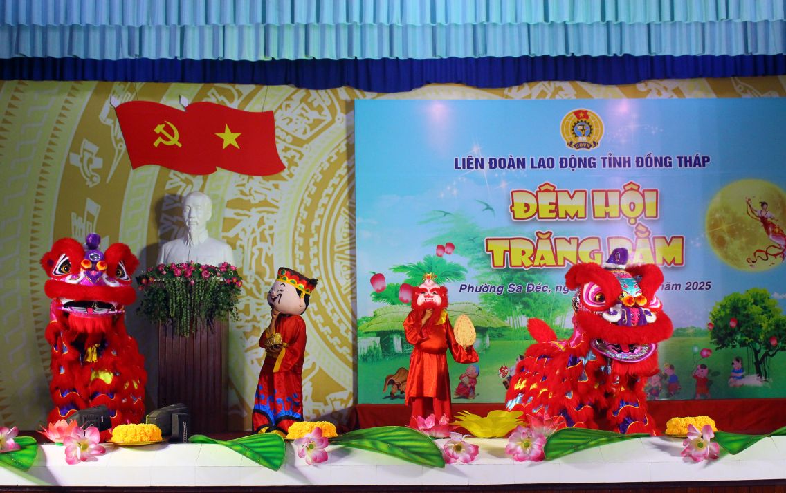 Tiet muc mua lan mo man chuong trinh Dem hoi trang ram. Anh: Lam Dien