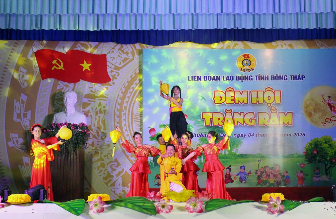 Hoat canh duoc dan dung cong phu ve trang phuc, vu dieu... Anh: Lam Dien