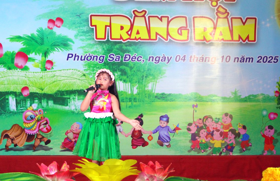 Be Luong Nguyen Bao dai dien cho cac chau thieu nhi mang den chuong trinh voi tiet muc hat rat tu tin. Anh: Lam Dien