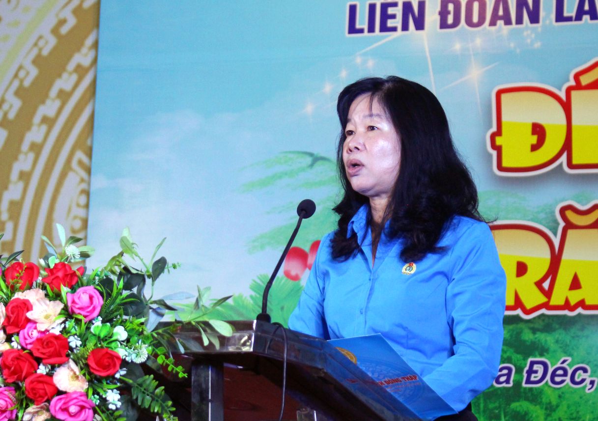 Chu tich LDLD tinh Dong Thap Huynh Thi Tuyet Vui phat bieu tai chuong trinh Dem hoi trang ram 2025. Anh: Lam Dien