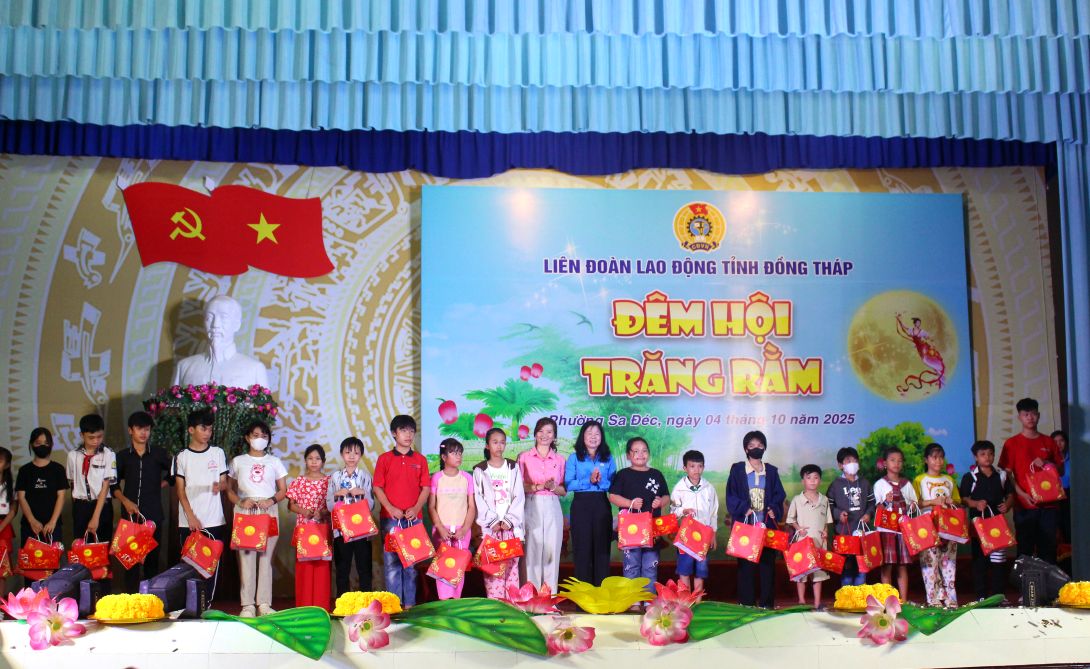 Sau khi thuc hien nghi thuc tang qua tren san khau, tat ca dai dien lanh dao LDLD va cac so ban nganh tinh, nha tai tro xuong tan cho cac chau ngoi de trao tang qua Trung thu. Anh: Lam Dien 