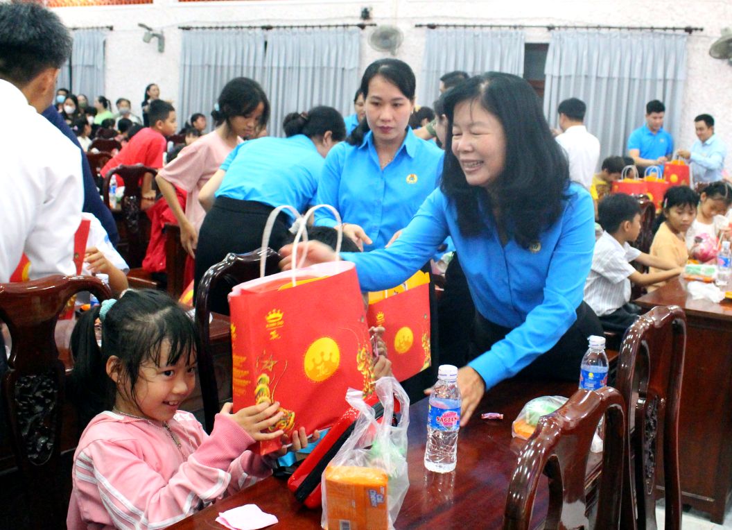 Ba Huynh Thi Tuyet Vui - Chu tich LDLD tinh Dong Thap tang qua trung thu cho con doan vien, cong nhan, lao dong. Anh: Lam Dien