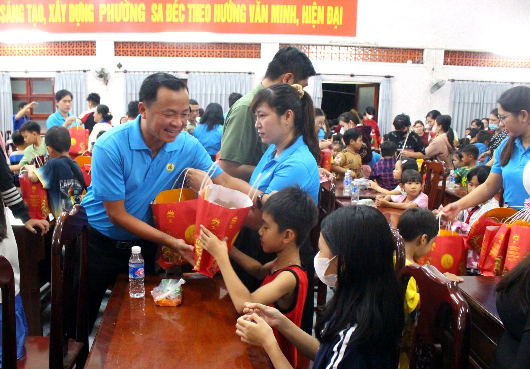 Ong Nguyen Thanh Tuan - Pho Chu tich LDLD tinh Dong Thap den tan ban trao qua cho cac chau thieu nhi. Anh: Lam Dien
