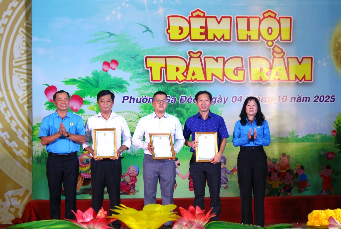 Lanh dao LDLD tinh Dong Thap tri an cac nha tai tro cho Chuong trinh Dem hoi trang ram 2025. Anh: Lam Dien