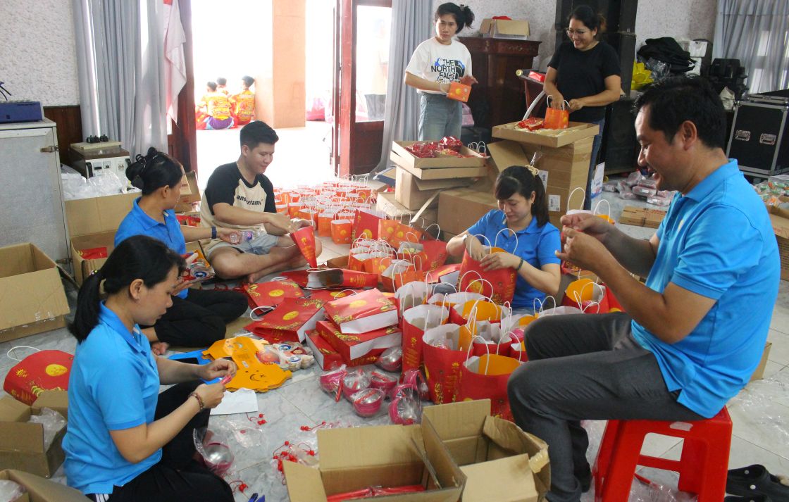 De co thanh cong nay, nhieu ngay qua, hang chuc luot can bo Cong doan LDLD tinh da hoan thanh nhieu viec cho khau chuan bi va phuc vu, dieu hanh suot chuong trinh. Anh: Lam Dien  