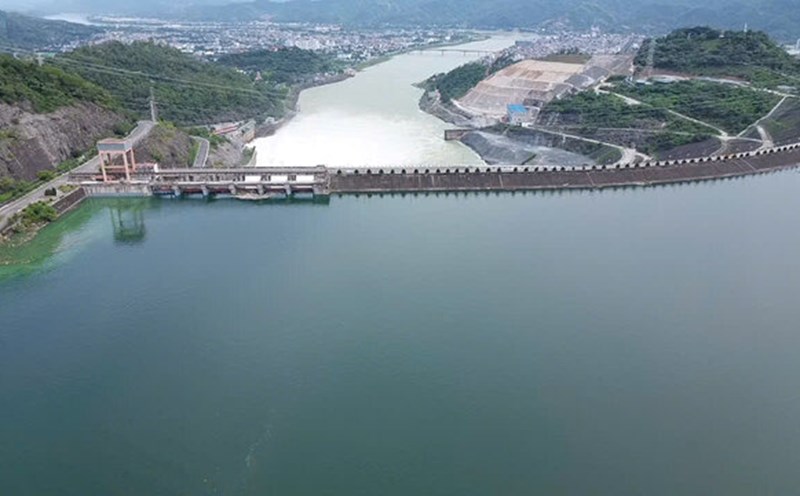 Hoa Binh reservoir is blue when the hydropower plant releases floodwaters. Photo: Minh Nguyen