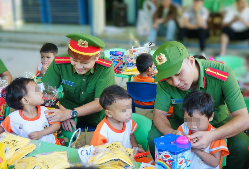 Nhieu tre vung cao Da Nang lan dau duoc don Tet Trung thu tron ven. Anh: Phu Thien 