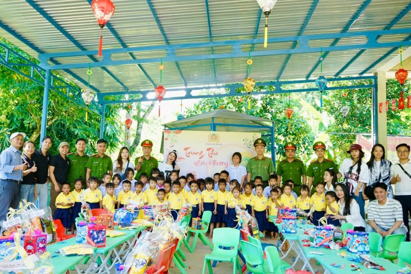 Chi doan Cong an Tra Tap, Da Nang vuot nui, mang qua Trung thu den voi tre em Xo Dang. Anh: Phu Thien