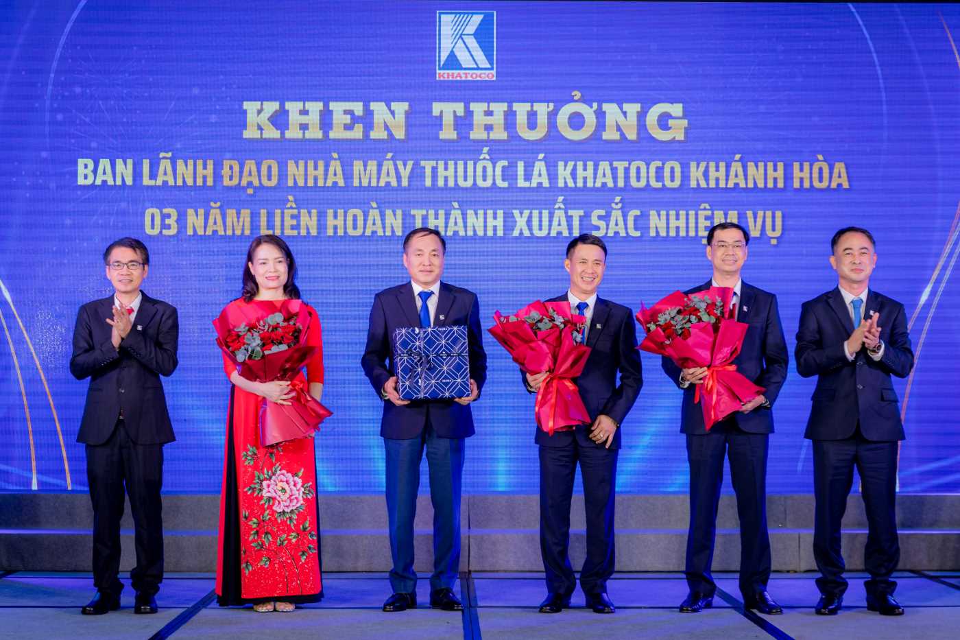 Ong Le Quoc Thanh – Chu tich Hoi dong thanh vien va ong Tran Minh Quang – Tong Giam doc Tong cong ty Khanh Viet khen thuong Nha may Thuoc la Khatoco Khanh Hoa. Anh: Kieu Huong