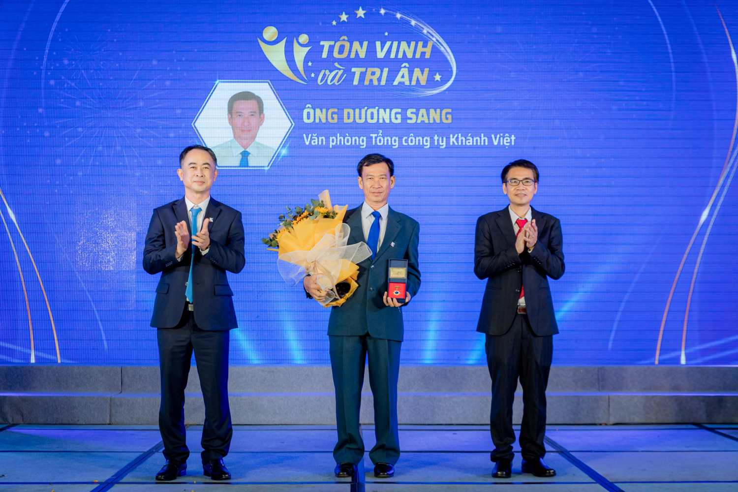 Ong Duong Sang – Van phong Tong cong ty Khanh Viet nhan Huy hieu 40 nam cong hien. Anh: Kieu Huong