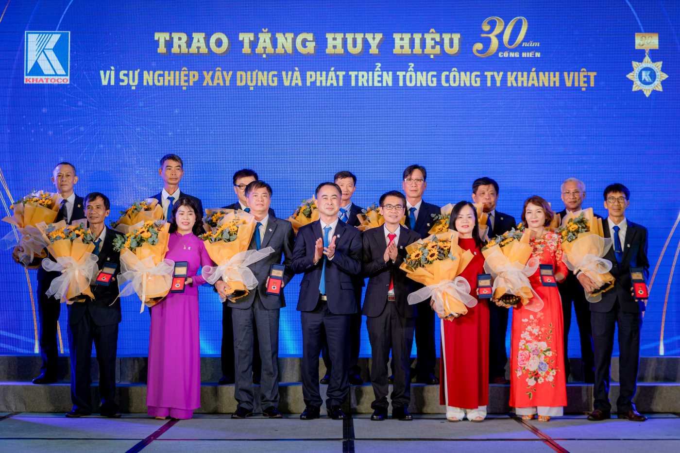 El Sr. Le Quoc Thanh - Presidente del Consejo de Miembros y el Sr. Tran Minh Quang - Director General de la Corporacion General Khanh Viet entregan la Medalla de 30 años de dedicacion a los trabajadores. Foto: Kieu Huong