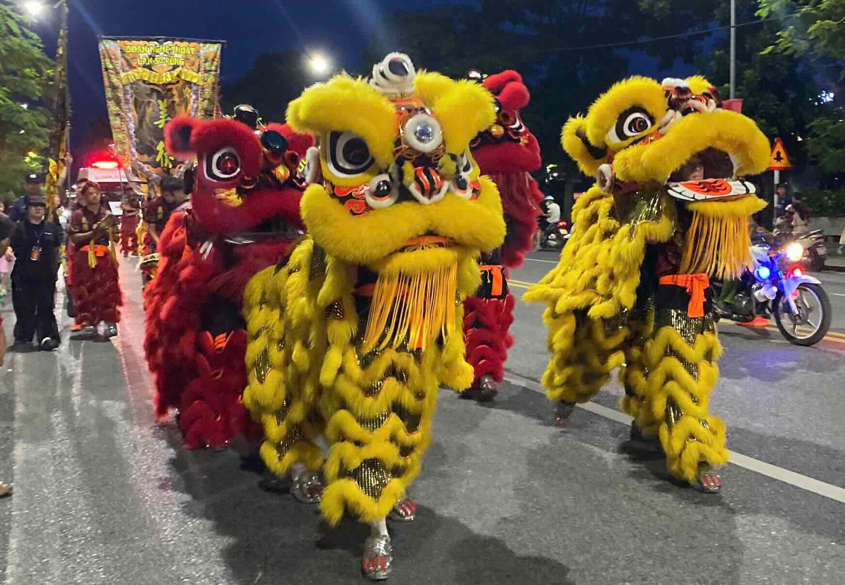 The festival of promoting Hue monkey and dragon is bustling. Photo: Ngo Hien