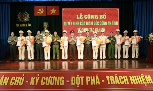 Các sĩ quan Công an tỉnh Hà Tĩnh nhận quyết định bổ nhiệm. Ảnh: Công an tỉnh Hà Tĩnh