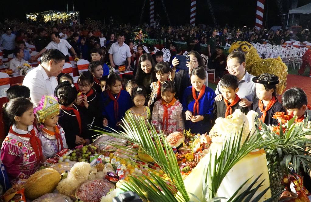 Cac dai bieu tham gia pha co cung cac thieu nhi. Anh: Dieu Linh