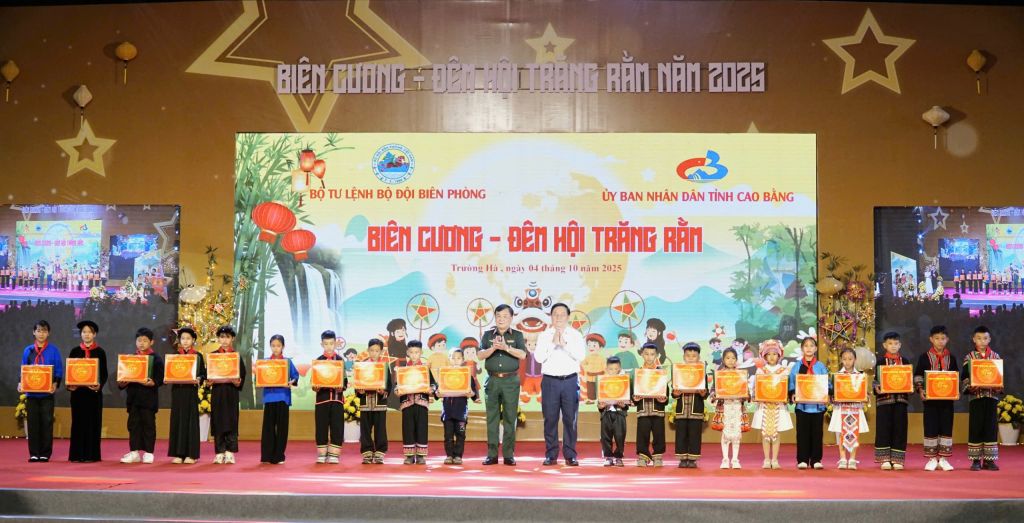 At the program, hundreds of children received meaningful gifts. Photo: Dieu Linh