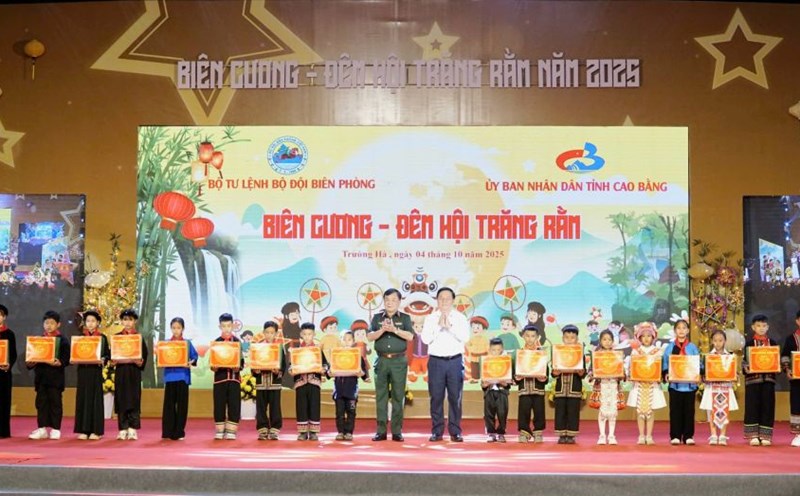 At the program, hundreds of children received meaningful gifts. Photo: Dieu Linh