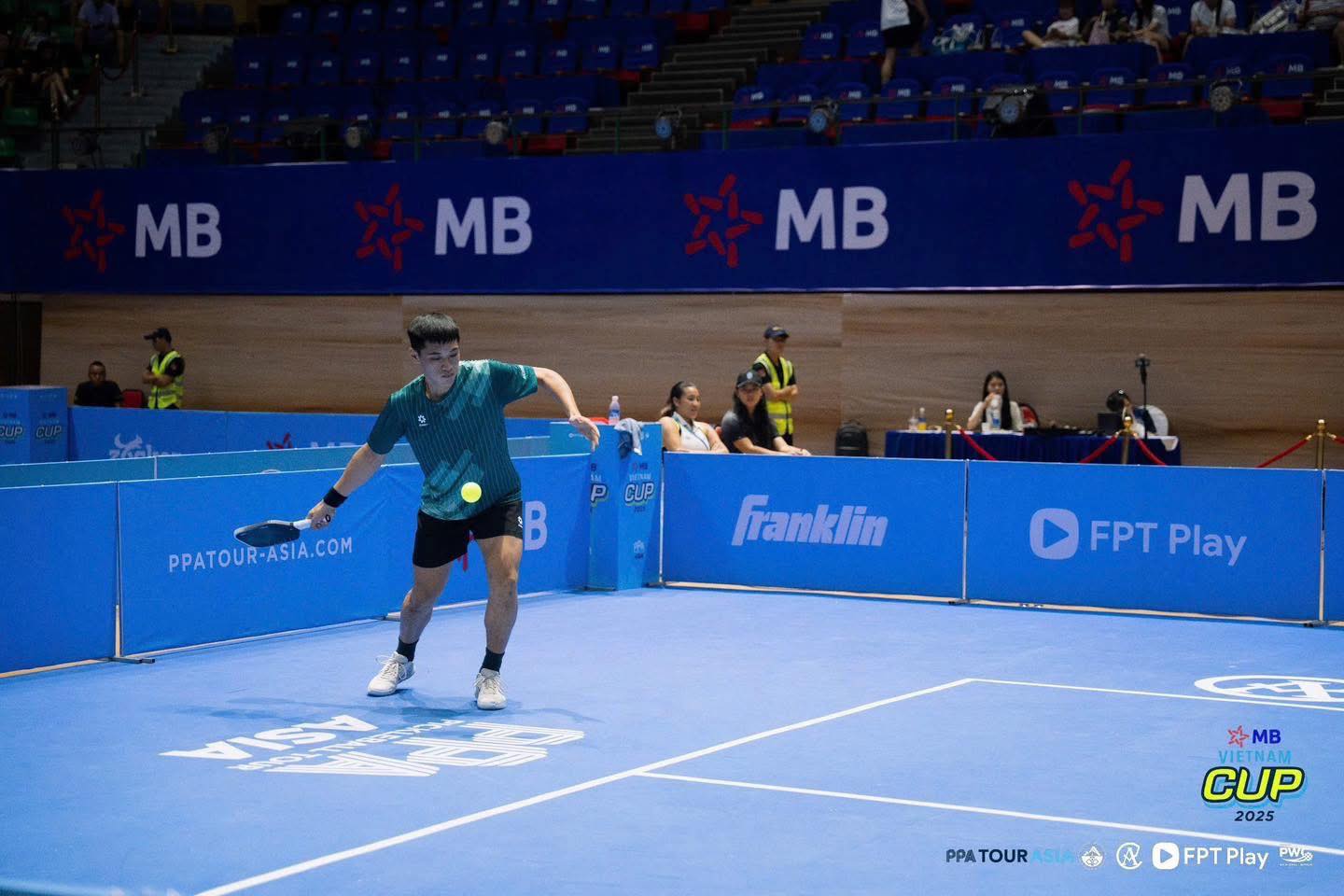 Truong Vinh Hien nhan loi sau nhung tranh cai trong tran ban ket pickleball PPA Tour. Anh: PPA