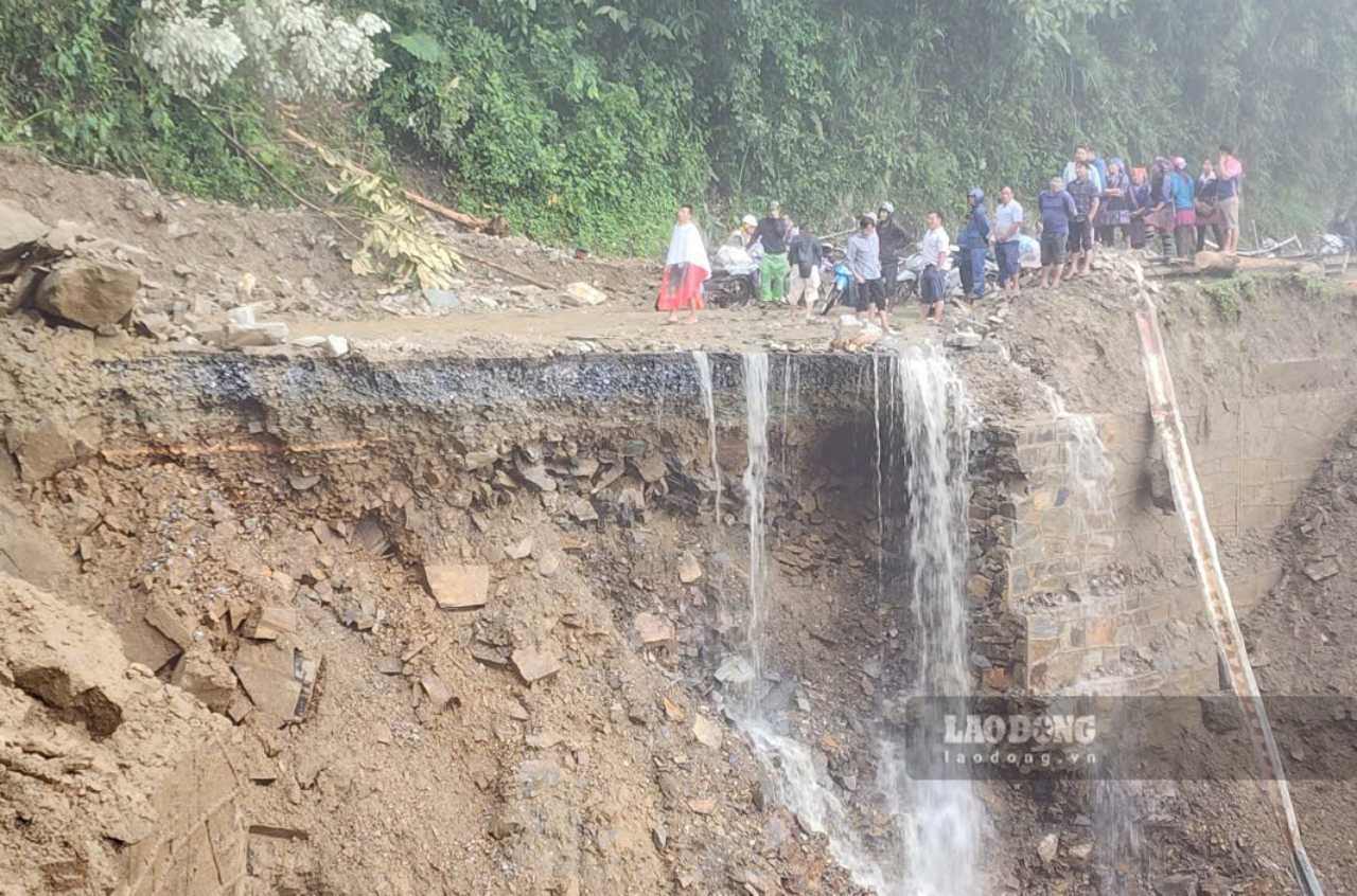 Nhieu vi tri sat tren Quoc lo 32, doan qua deo Khau Pha khien giao thong te liet. Anh: Ngoc Son 