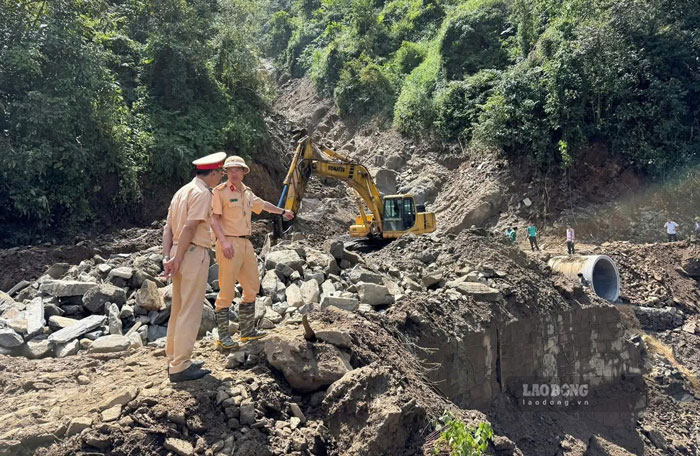 Cac luc luong dang tich cuc khac phuc sat lo de thong tuyen. Anh: Ngoc Son
