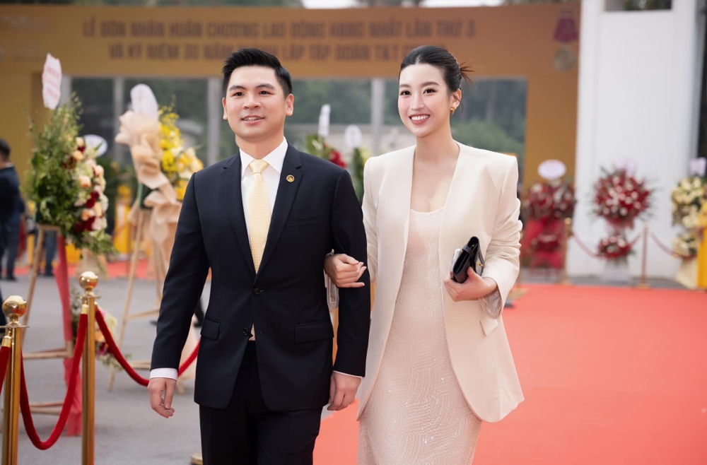 Hoa hau Do My Linh cung ong xa Do Vinh Quang trong mot su kien cua gia dinh. Anh: Ha Noi FC